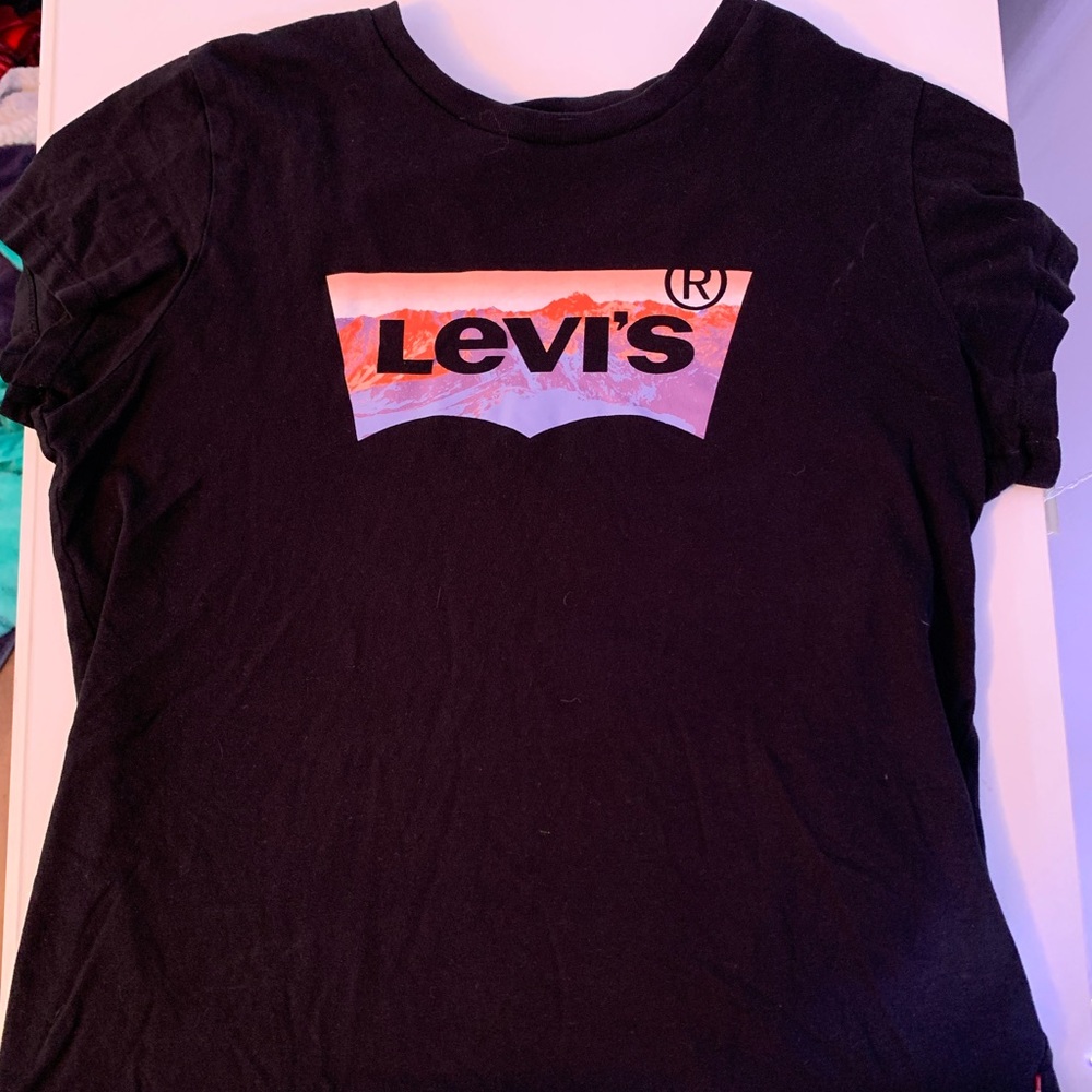 Levi’s t-shirt. size small.